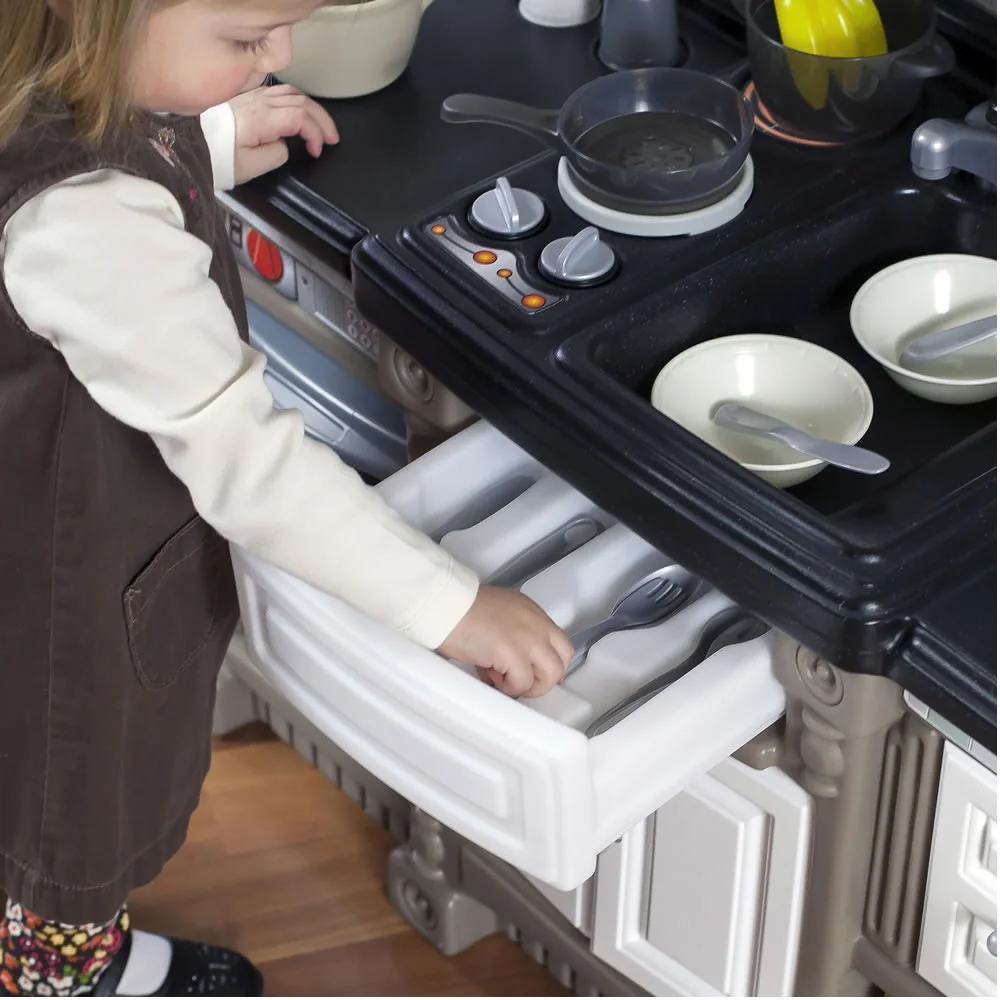 Step2 Lifestyle Dream Kitchen Toddler Plastic Kitchen Playset | BigEasyMart.com - Image 2