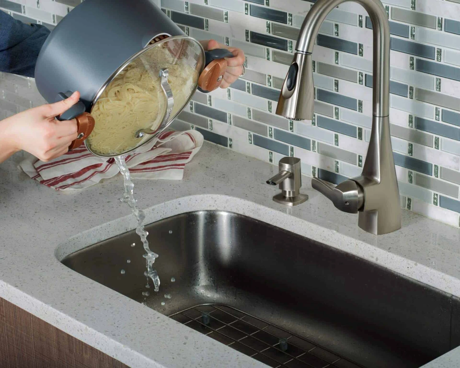 Gotham Steel 5 Quart Stock Multipurpose Pasta Pot With Strainer Lid & Twist And Lock Handles | BigEasyMart.com - Image 4